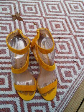 SOLE SOCIETY GOLD SUEDE HEELS GREAT CONDITION SIZE 8